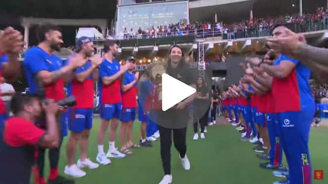[Watch] Kohli, Maxwell & RCB Stars Give Guard Of Honour To Mandhana & Co. At RCB Unbox Event